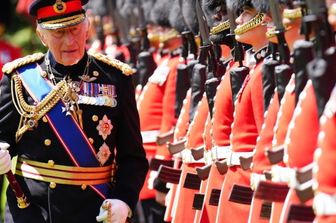 Il re del Regno Unito Carlo III passa in rassegna le truppe durante la cerimonia di consegna delle nuove bandiere al 1° Battaglione delle Grenadier Guards, a Buckingham Palace, a Londra, il 9 giugno 2026