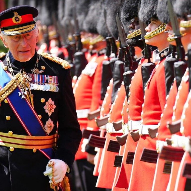 Il re del Regno Unito Carlo III passa in rassegna le truppe durante la cerimonia di consegna delle nuove bandiere al 1° Battaglione delle Grenadier Guards, a Buckingham Palace, a Londra, il 9 giugno 2026