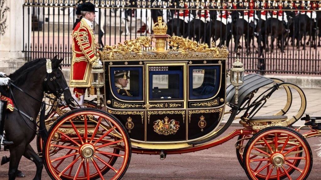 Il re del Regno Unito Carlo III fa ritorno a Buckingham Palace dopo la cerimonia di apertura ufficiale del Parlamento a Londra, il 13 maggio 2026
