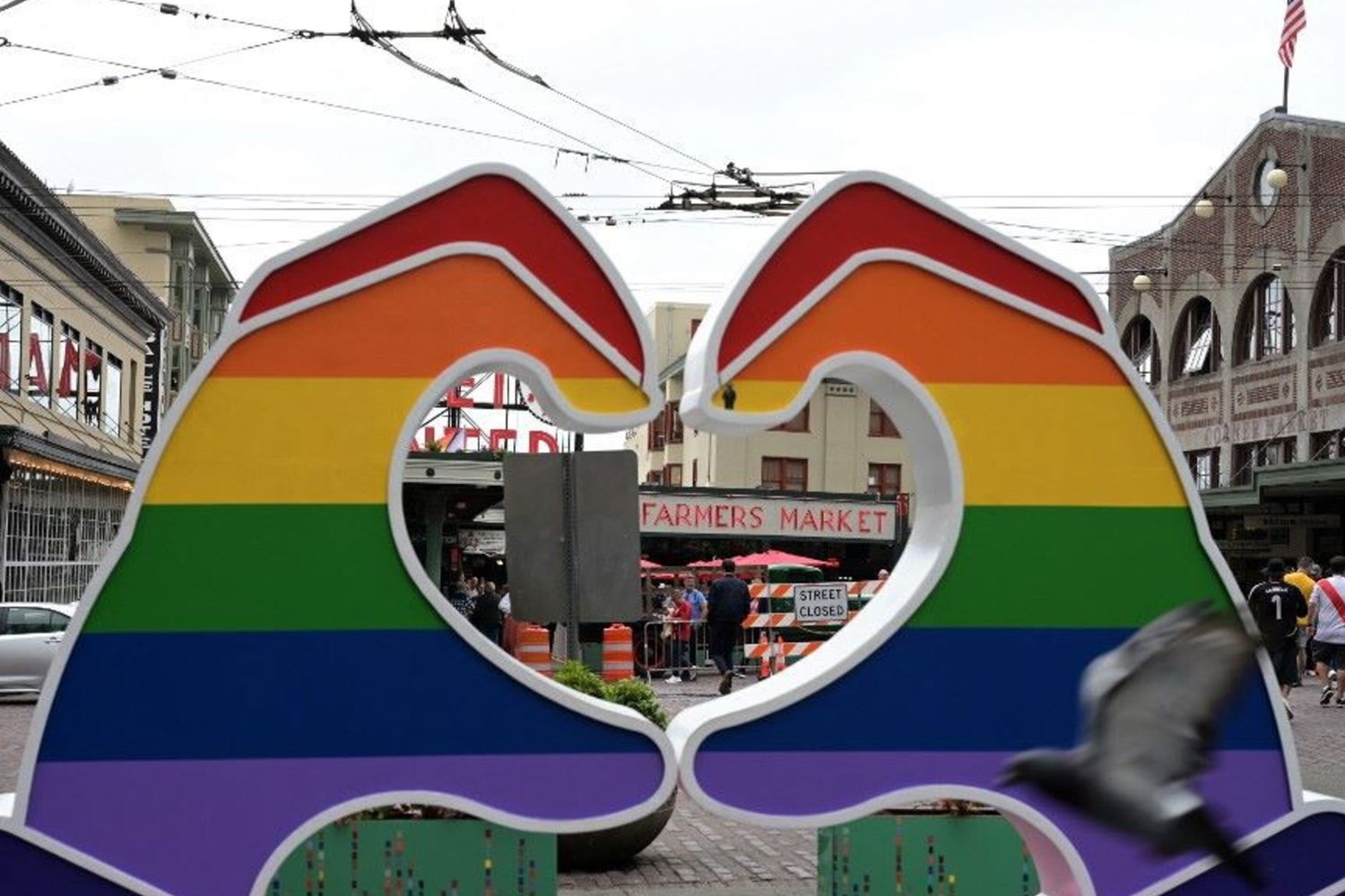 Un cartello a forma di cuore con i colori della bandiera del Pride è visibile vicino al Pike Place Market a Seattle  - foto scattata il 25 giugno 2025