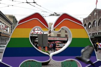 Un cartello a forma di cuore con i colori della bandiera del Pride è visibile vicino al Pike Place Market a Seattle  - foto scattata il 25 giugno 2025