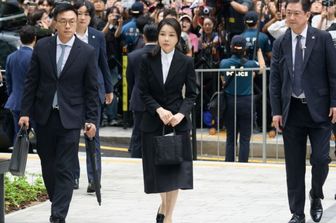 L'ex first lady della Corea del Sud Kim Keon-hee arriva presso l'ufficio del procuratore speciale a Seul il 6 agosto 2025