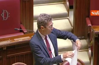 Magi strappa manifesto in aula e viene espulso dalla Camera durante seduta su legge elettorale