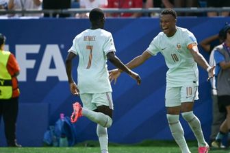 Dembelé e Mbappé festeggiano dopo un gol alla Norvegia ai mondiali