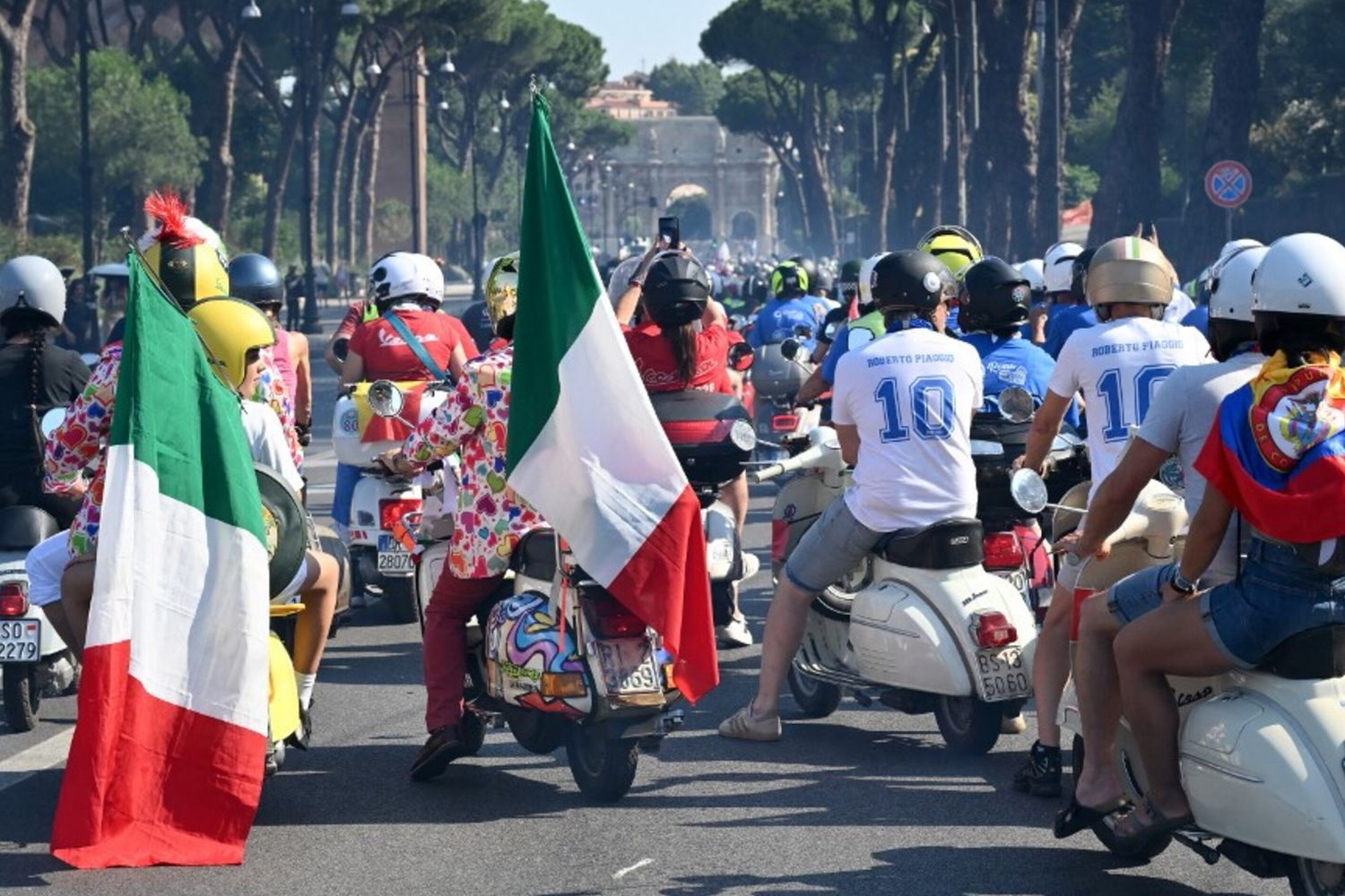 Le diecimila Vespe che hanno invaso il centro di Roma [VIDEO]