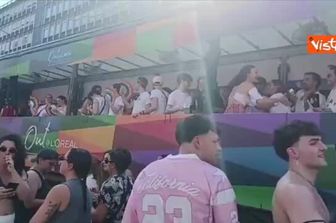 Bandiere arcobaleno, travestimenti colorati e tanti ventagli al corteo del Milano Pride