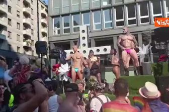 Elodie sul carro del Milano Pride con il ventaglio arcobaleno