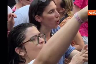 Elly Schlein scatenata balla e canta in strada al Milano Pride