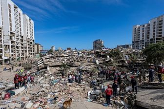 Ricerca tra le macerie di un edificio crollato a Caraballeda, nello stato di La Guaira, in Venezuela,