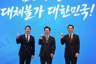 Il presidente sudcoreano Lee Jae Myung, il presidente di Samsung Electronics Lee Jae-yong e il presidente di SK Group Chey Tae-won