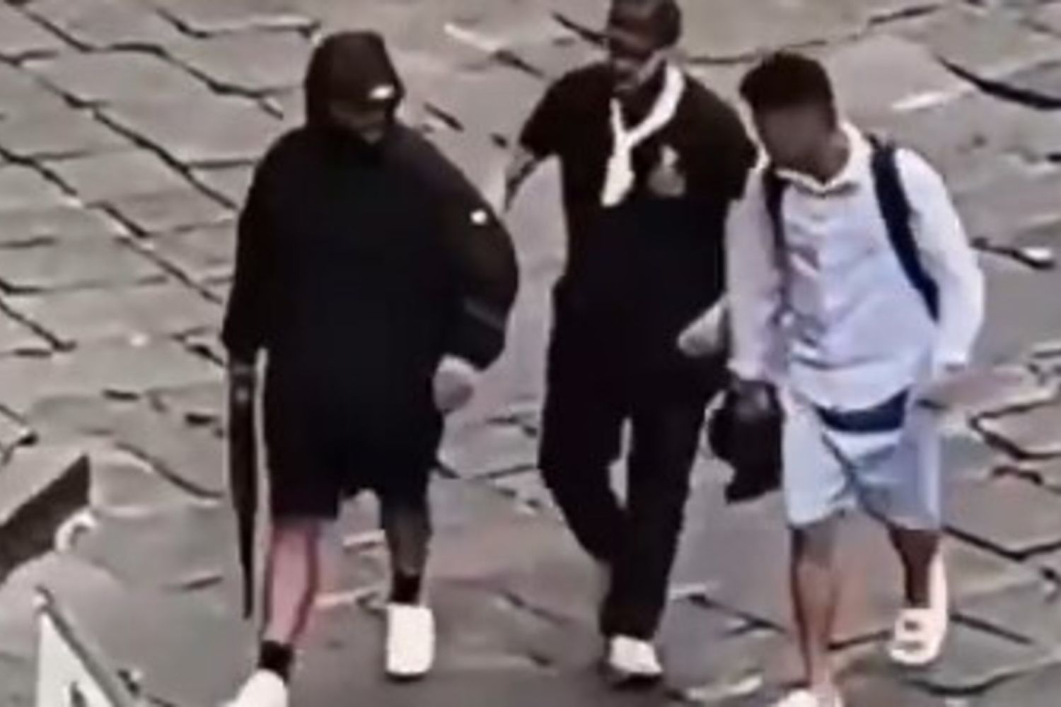 Giovane con un kalashnikov a Napoli
