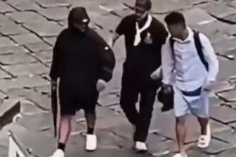 Giovane con un kalashnikov a Napoli