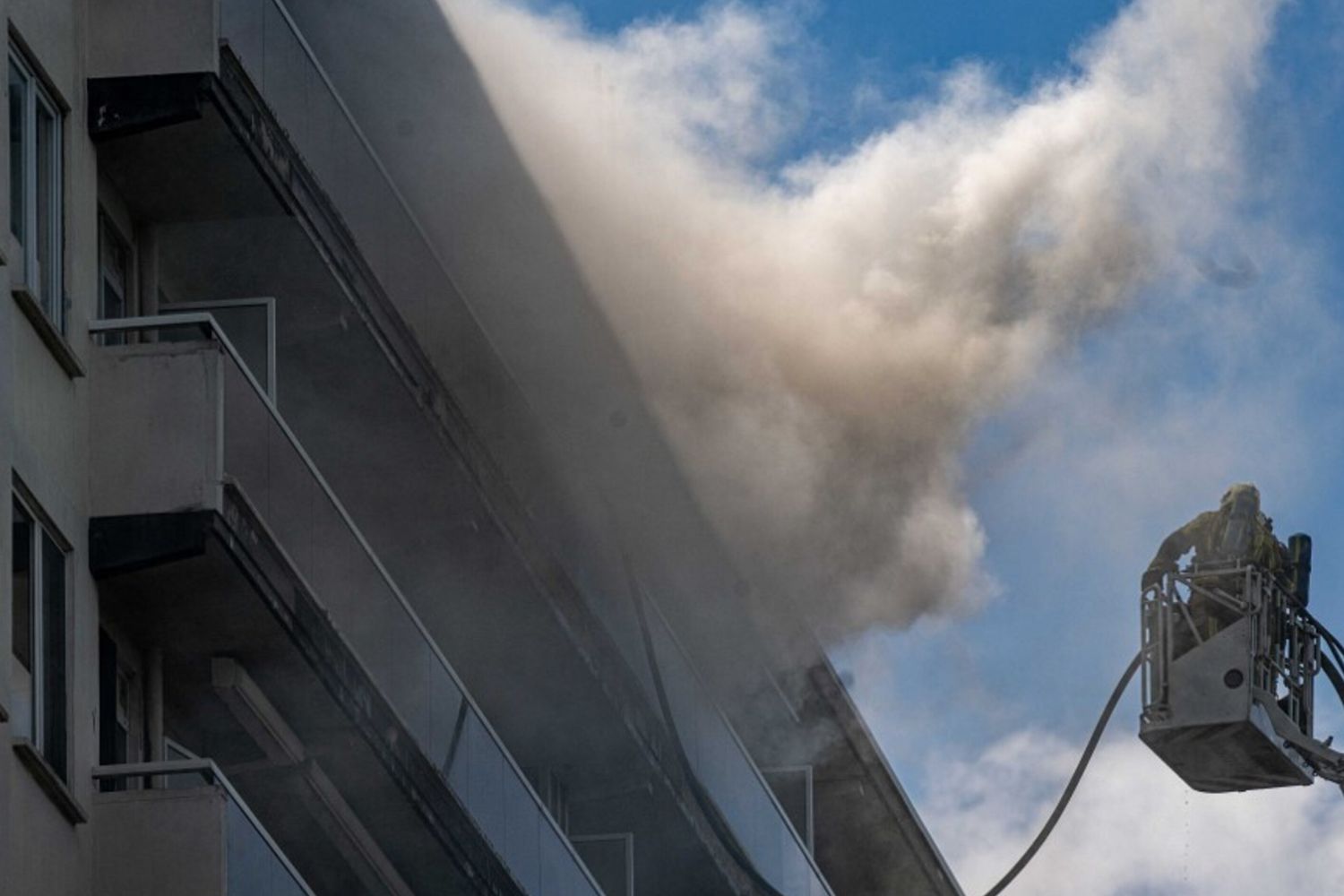 Vigili del fuoco  sul luogo di un incendio in un condominio ad Anversa
