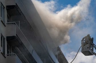 Vigili del fuoco  sul luogo di un incendio in un condominio ad Anversa