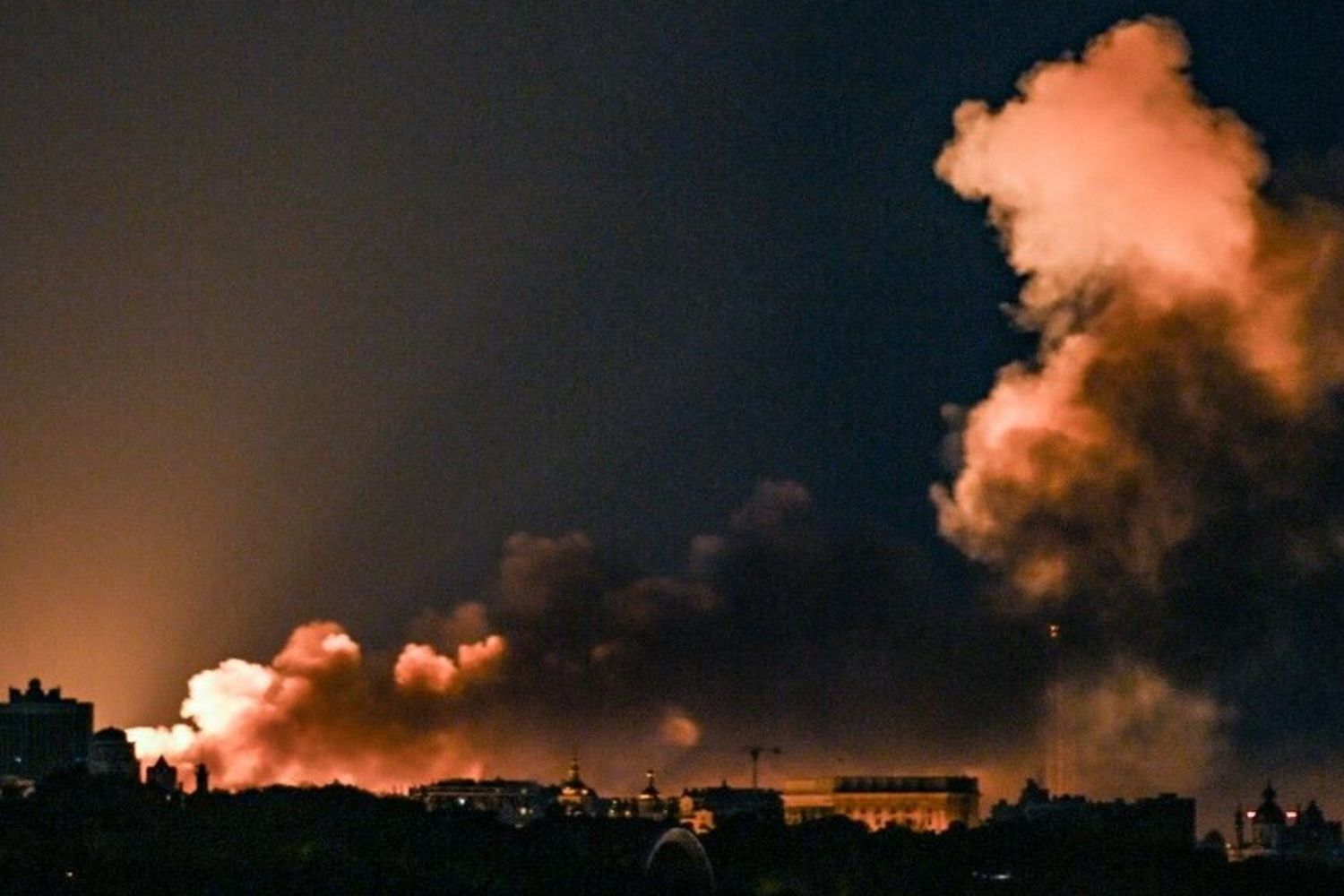 Il fumo proveniente dalle esplosioni e da un vasto incendio causato da attacchi missilistici durante un'operazione aerea russa contro Kiev il 2 giugno 2026.