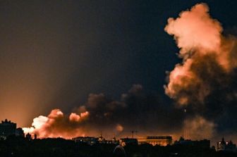 Il fumo proveniente dalle esplosioni e da un vasto incendio causato da attacchi missilistici durante un'operazione aerea russa contro Kiev il 2 giugno 2026.