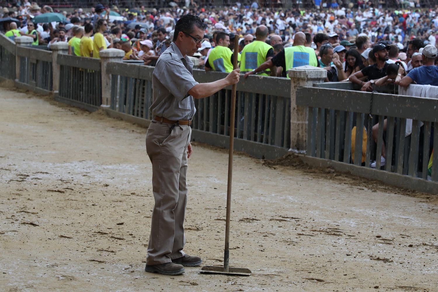 Palio di Siena rinviato per pioggia.