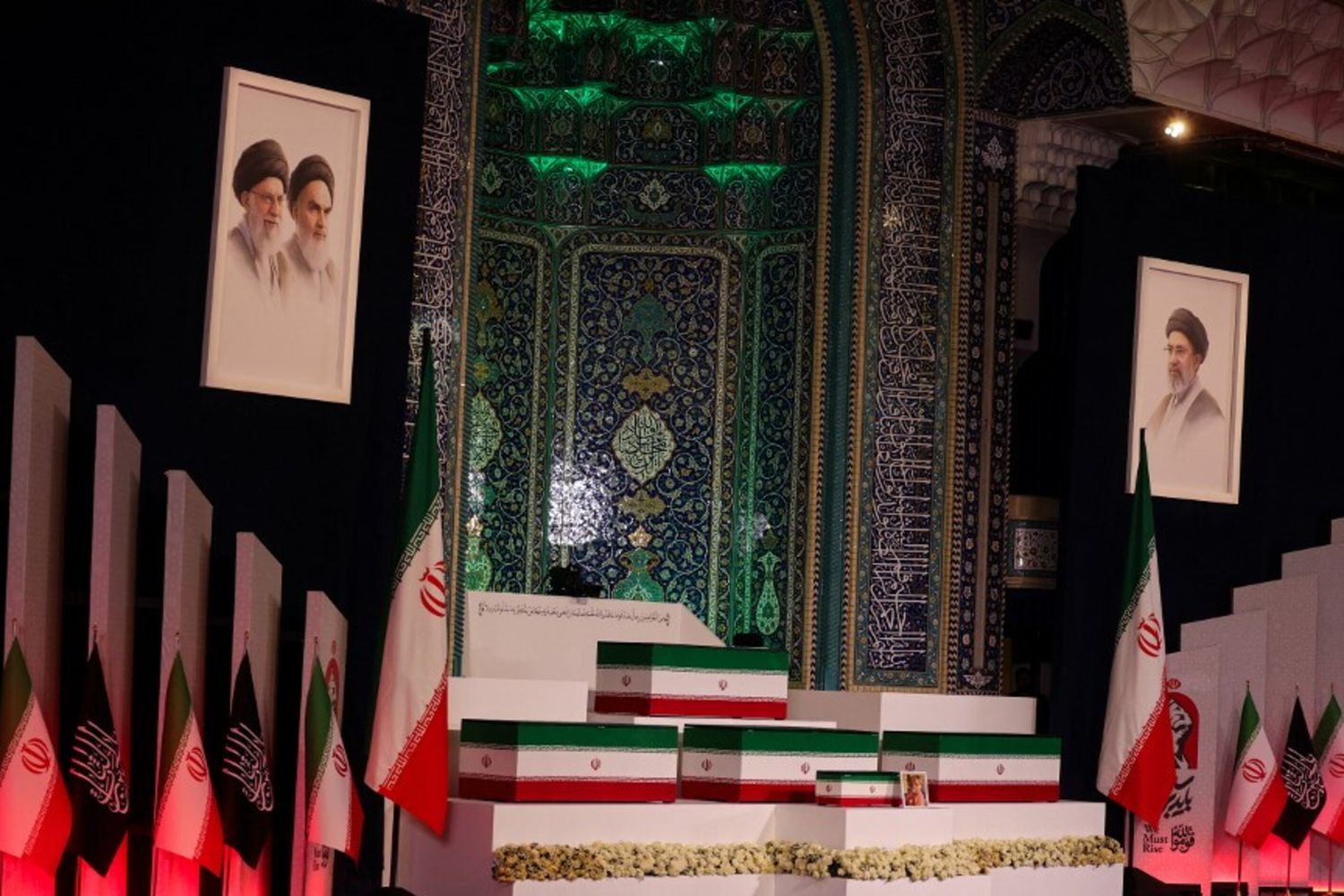Il feretro di Ali Khamenei al Grand Mosalla di Teheran