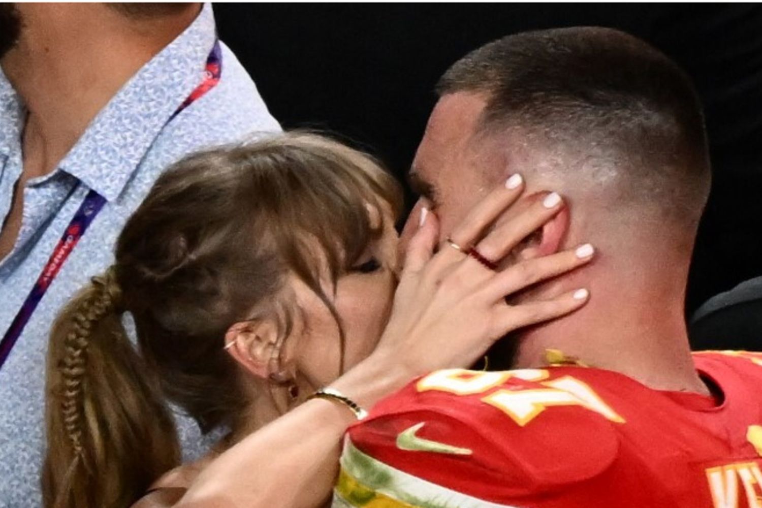 Taylor Swift bacia il numero 87 dei Kansas City Chiefs, Travis Kelce