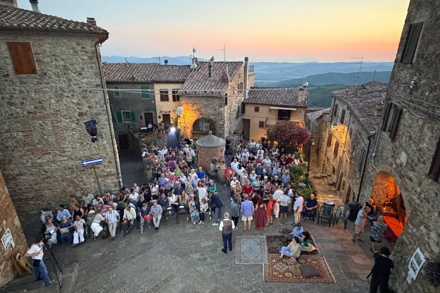 La piazza centrale di Tatti