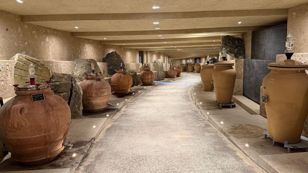 La 'via delle anfore' sotto Sequrciani. Qui l'uva diventa vino
