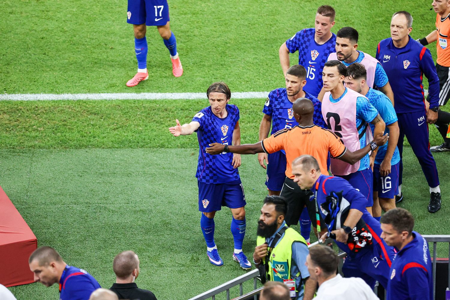 Luka Modric e gli altri calciatori croati protestano per l'annullamentio del gol del 2-2 col Portogallo