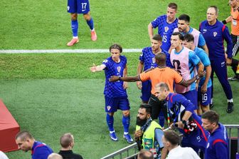 Luka Modric e gli altri calciatori croati protestano per l'annullamentio del gol del 2-2 col Portogallo