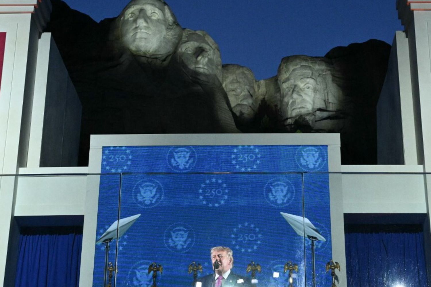 Donald Trump ai piedi del monte Rushmore per i 250 anni di indipendenza Usa