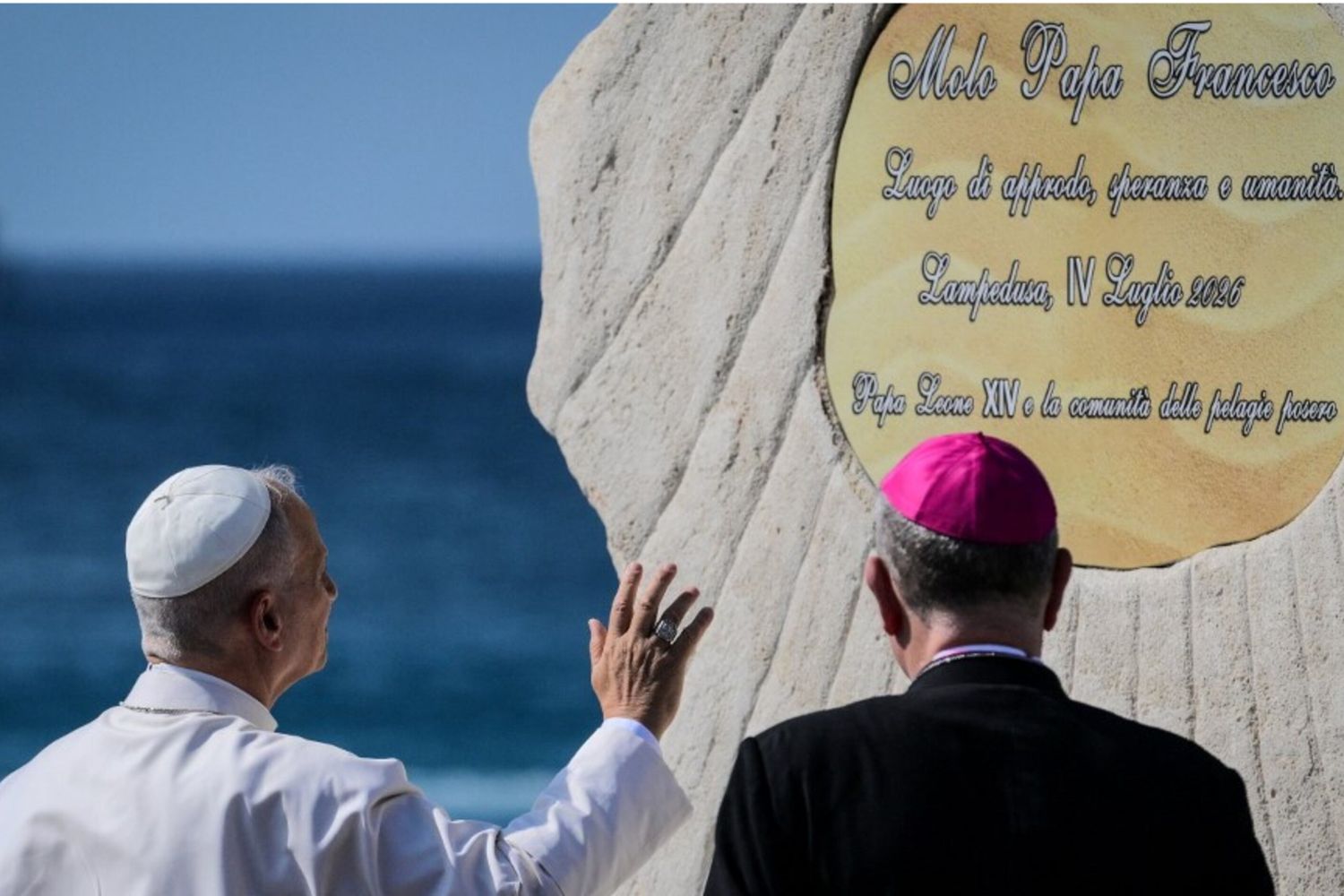 Papa Leone XIV rende omaggio davanti a una targa commemorativa dedicata al defunto Papa Francesco al molo di Favorolo  a Lampedusa