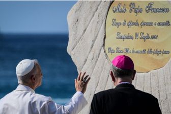 Papa Leone XIV rende omaggio davanti a una targa commemorativa dedicata al defunto Papa Francesco al molo di Favorolo  a Lampedusa
