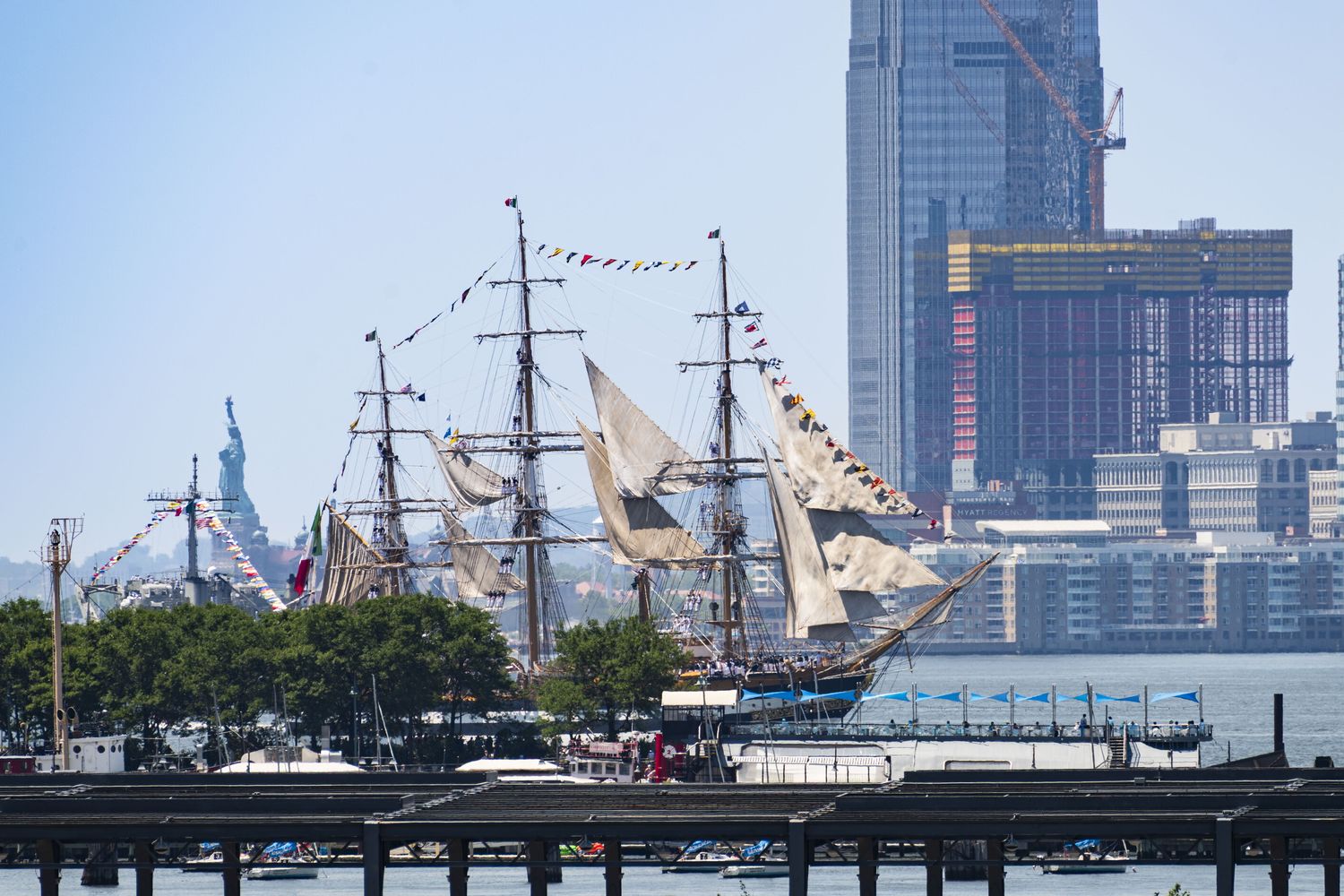 Parata a New York: il Vespucci sfila sull'Hudson con 50 navi