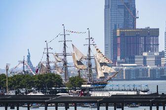 Parata a New York: il Vespucci sfila sull'Hudson con 50 navi