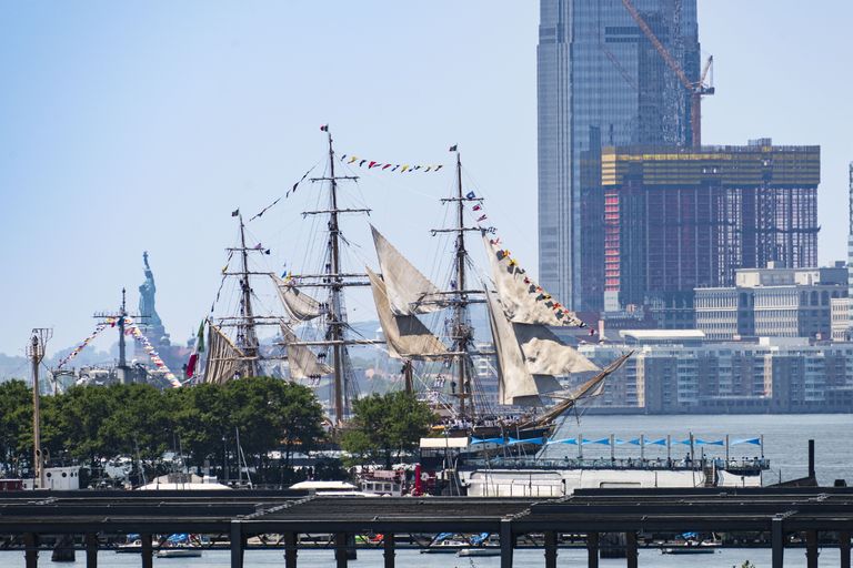 Parata a New York: il Vespucci sfila sull'Hudson con 50 navi
