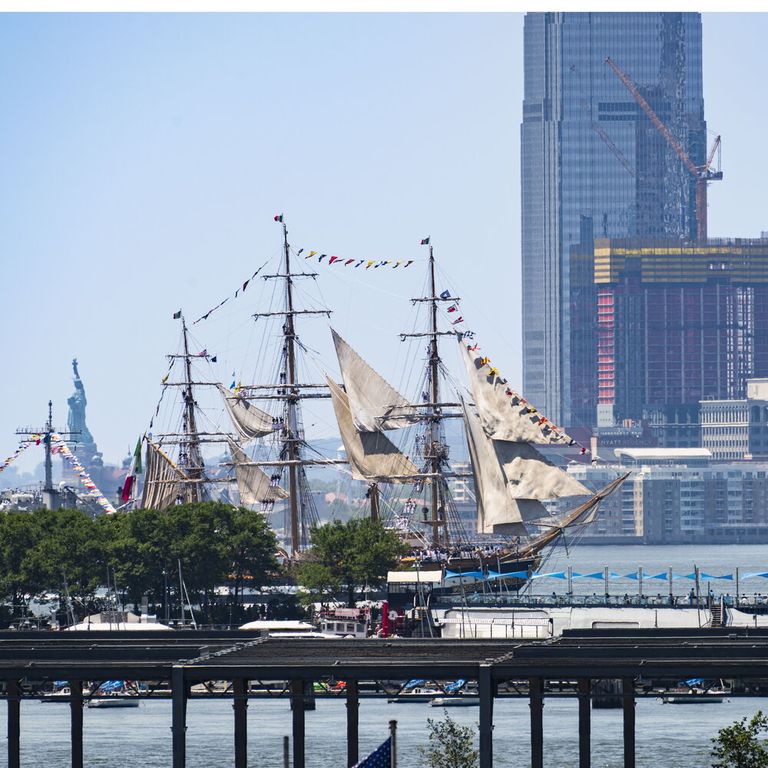Parata a New York: il Vespucci sfila sull'Hudson con 50 navi