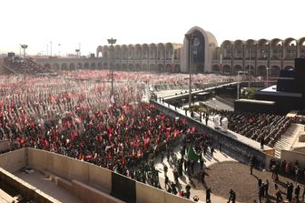 Folla ai funerali di Alì Khamenei a Teheran