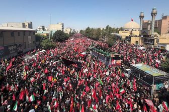 Folla ai funerali di Alì Khamenei