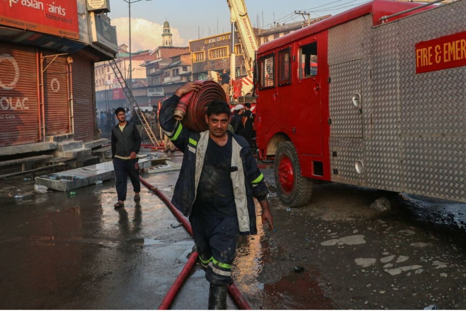 I Vigili del Fuoco a Mumbai per il crollo della palazzina che ha causato sei morti