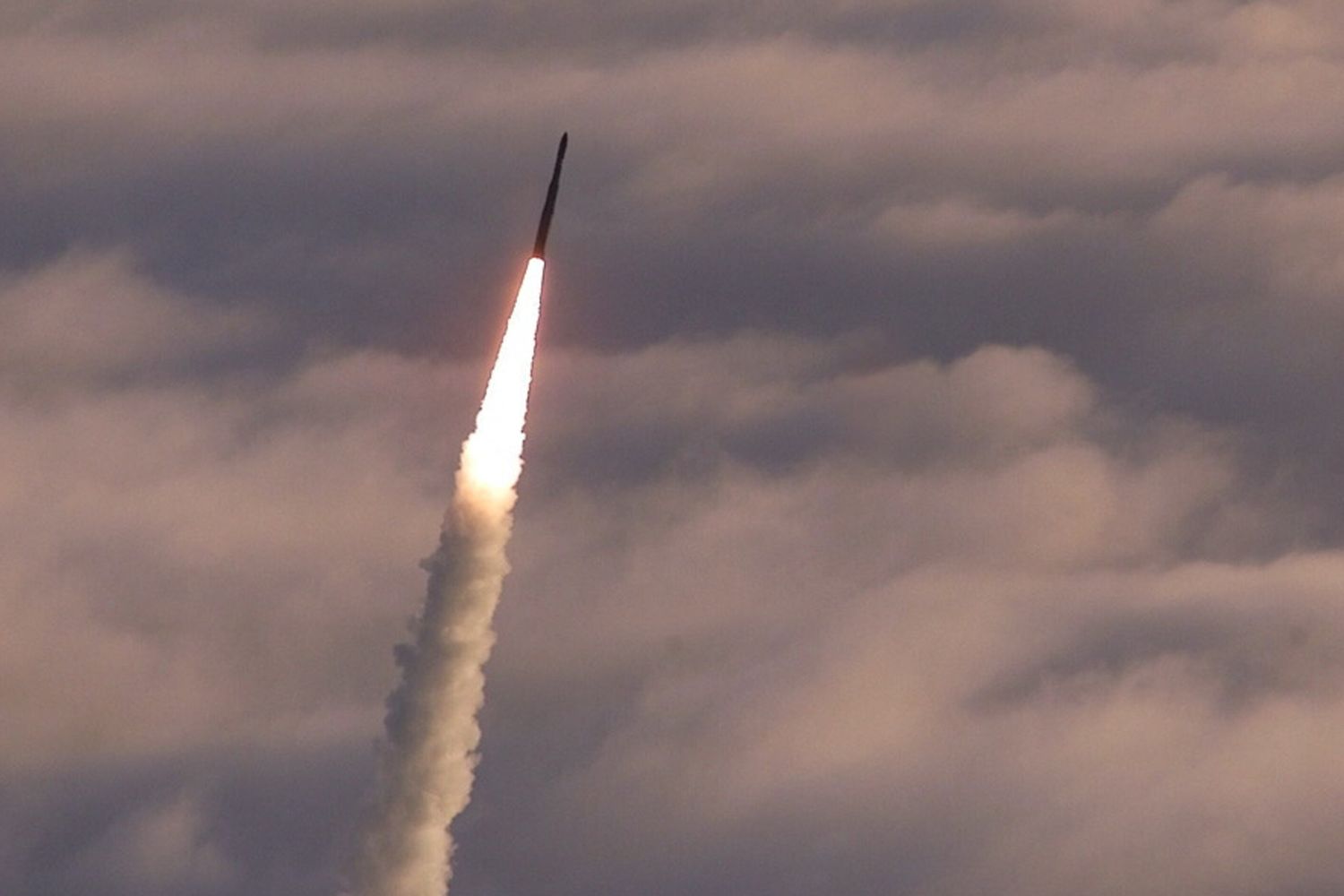 Cina testa un missile balistico nel Pacifico