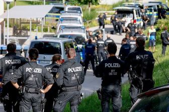 La polizia nel liceo Welfen a Schongau, in Germania, ha fermato un sospettato per tentata strage