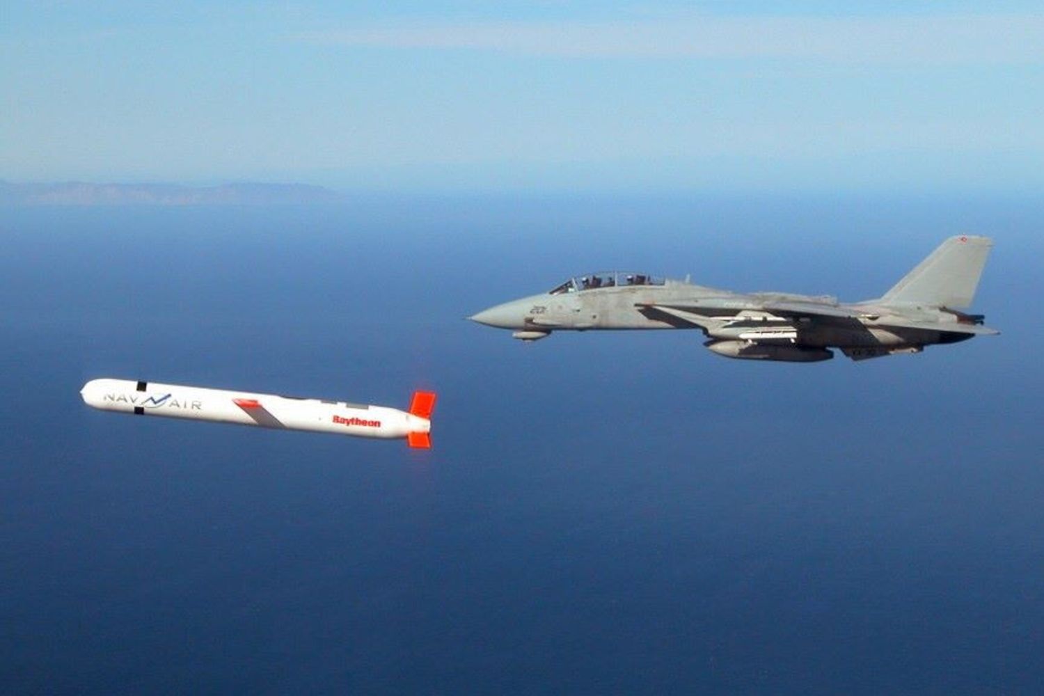 Un missile da crociera tattico "Tomahawk" Block IV è scortato da un caccia F-14 "Tomcat" della Marina durante un test controllato presso il complesso di poligoni di prova occidentali del Naval Air Systems Command (NAVAIR), nel sud della California - immagine del 2002