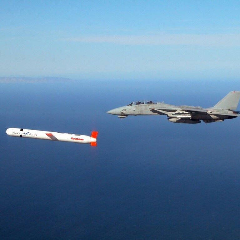 Un missile da crociera tattico "Tomahawk" Block IV è scortato da un caccia F-14 "Tomcat" della Marina durante un test controllato presso il complesso di poligoni di prova occidentali del Naval Air Systems Command (NAVAIR), nel sud della California - immagine del 2002