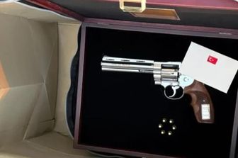 Il revolver donato da Erdogan ai leader della NATO