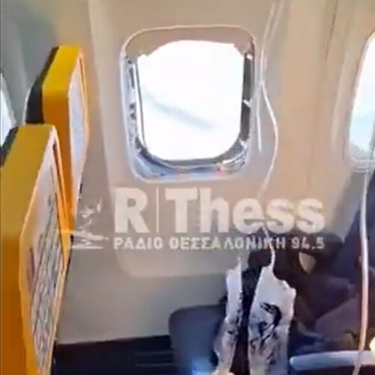 Il finestrino dell'aereo in frantumi