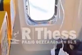 Il finestrino dell'aereo in frantumi