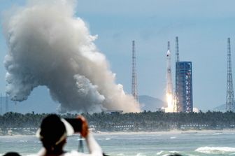 Cina fa atterrare razzo riutilizzabile, sfidando USA