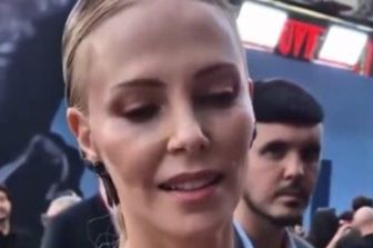 Charlize Theron criticata alla prima parigina del film "The Odissey"