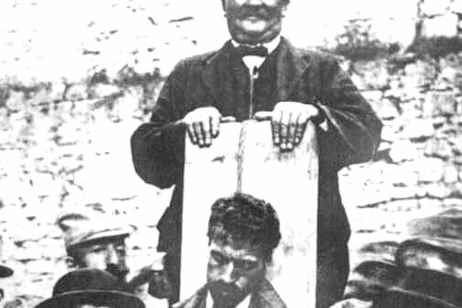 Il corpo di Cesare Battisti esposto dal boia Josef Lang