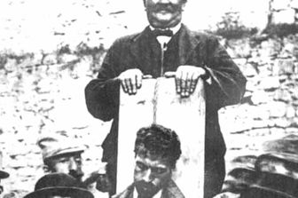 Il corpo di Cesare Battisti esposto dal boia Josef Lang