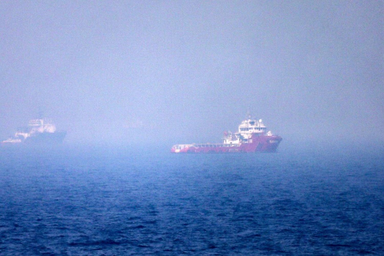 Navi attraversano lo Stretto di Hormuz