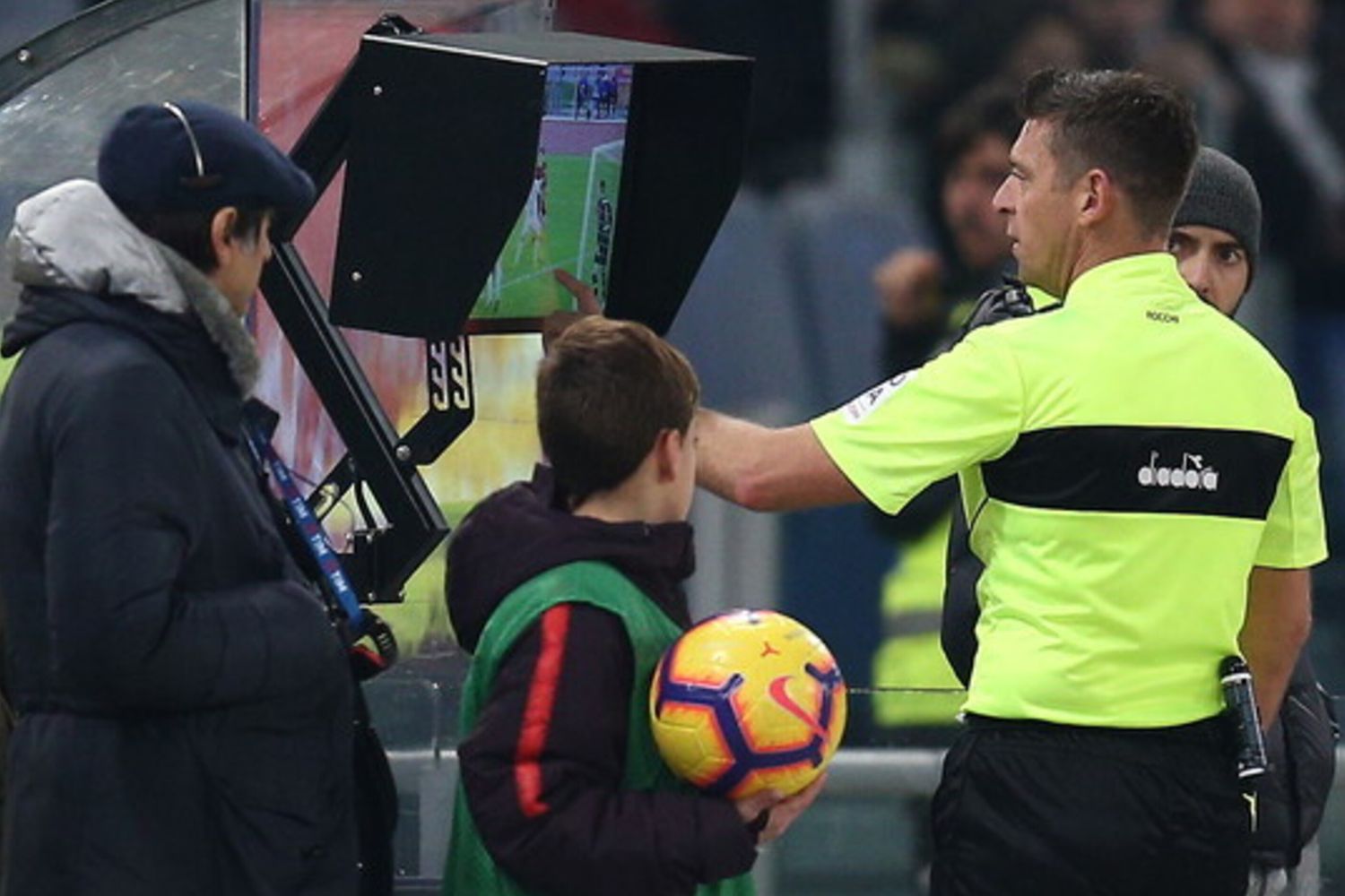 &nbsp;L'arbitro Rocchi Al Var nel caso del rigore concesso alla Roma